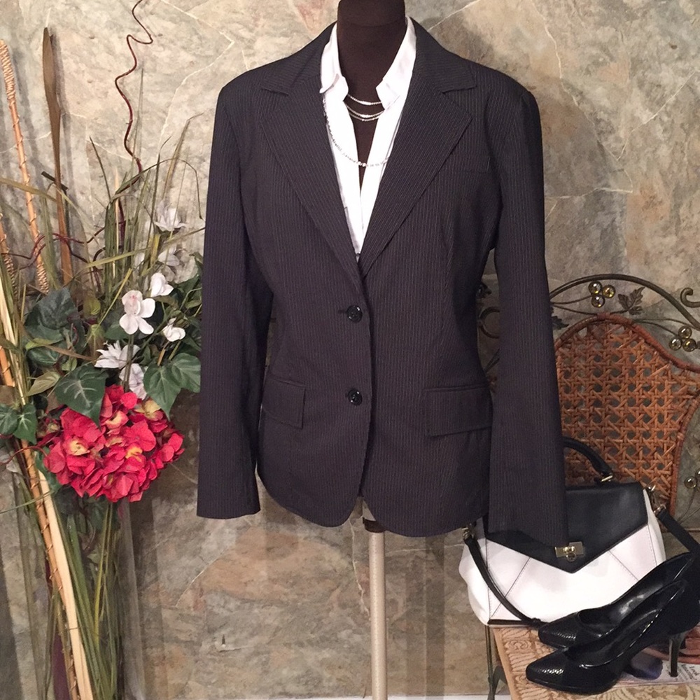 Stunning stretch pinstripe suit jacket coat blazer